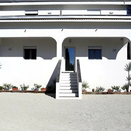 Casa de hóspedes Adenzia 3*