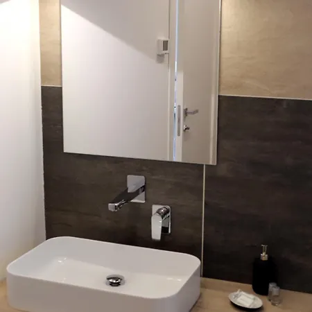 Adenzia Πανσιόν 3*