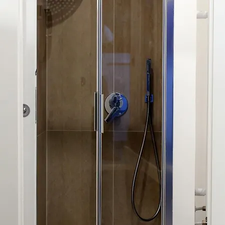 Adenzia Πανσιόν 3*